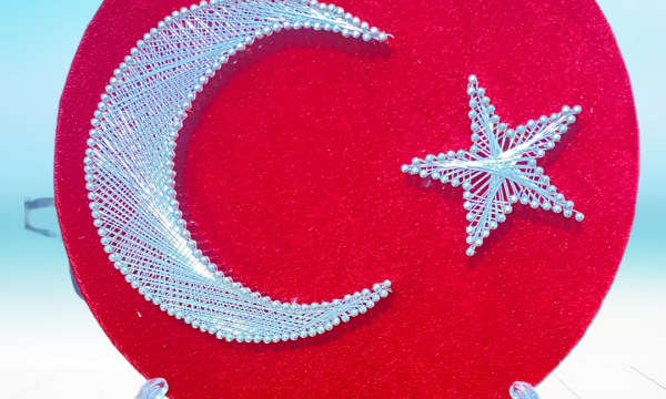  Yuvarlak zeminde Ay-Yıldız